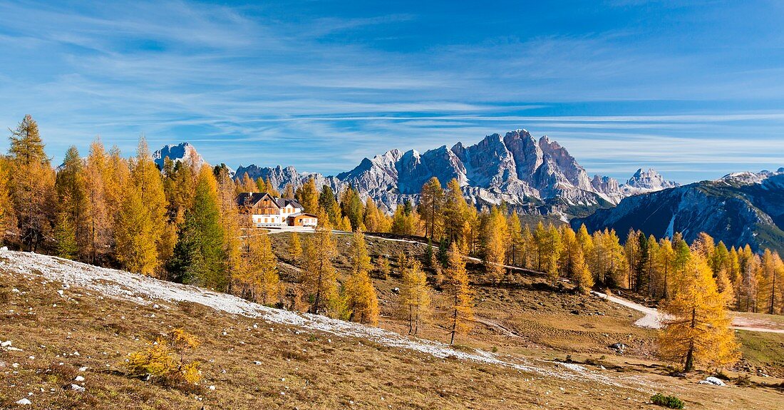 Palmieri-Hütte und Monte Cristallo im Hintergrund, Dolomiten, Cortina d'Ampezzo, Provinz Belluno, Venetien, Italien