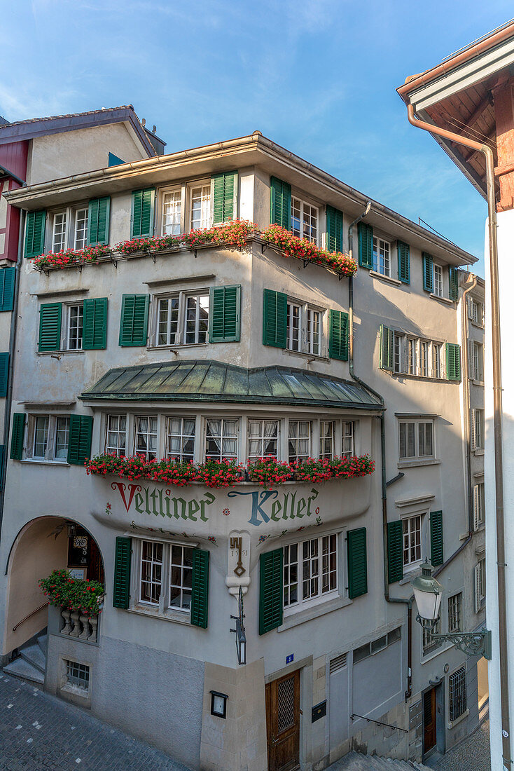Blumen auf den geschmückten Gebäuden in Lindenhof, Altstadt von Zürich, Schweiz
