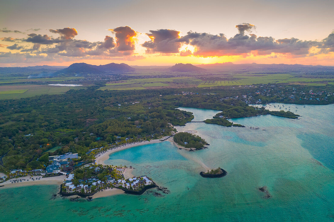 Sonnenuntergang über Luxusresort in der türkisfarbenen Lagune, Luftbild, Trou d'Eau Douce, Flacq, Indischer Ozean, Ostküste, Mauritius