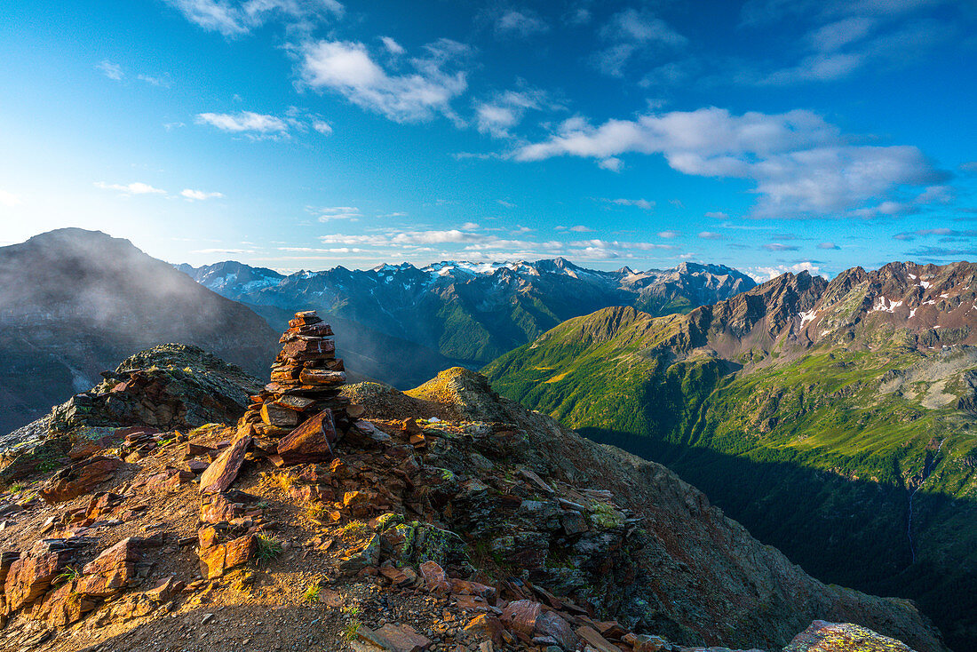 Sonne über der Bergkette im Sommer von der Spitze des Monte Gaviola, Gavia Pass, Valtellina, Lombardei, Italien gesehen