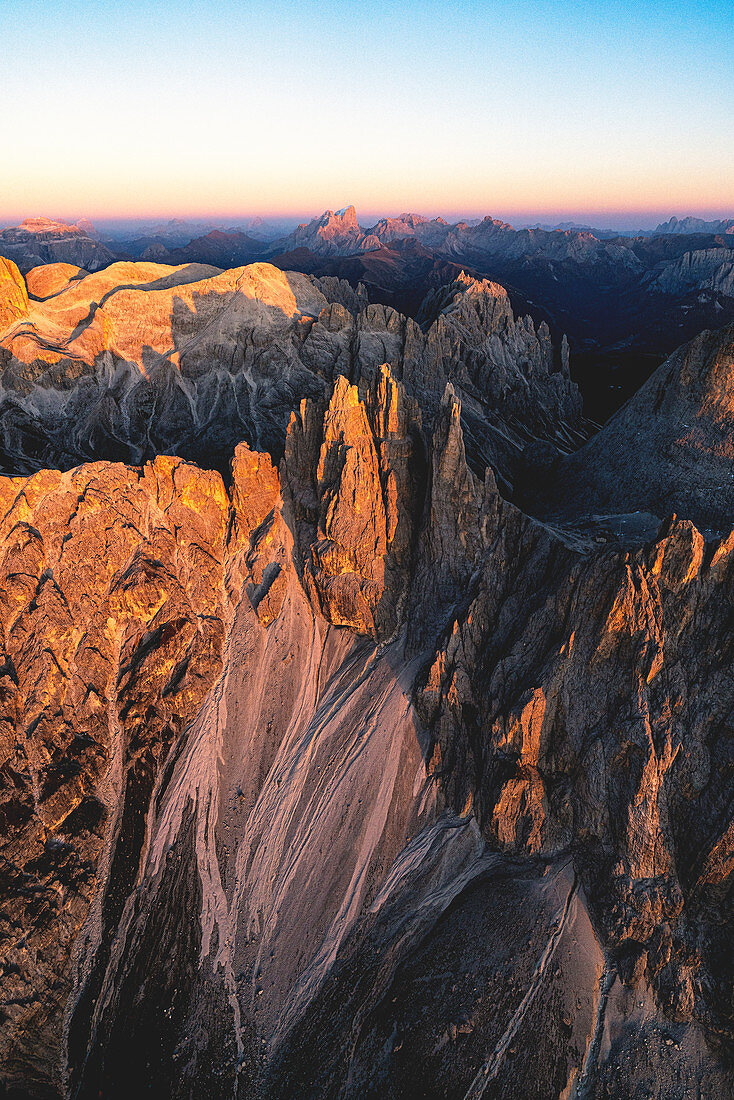 Luftaufnahme von Torri Del Vajolet bei Sonnenuntergang, Catinaccio Group, Dolomiten, Südtirol, Italien
