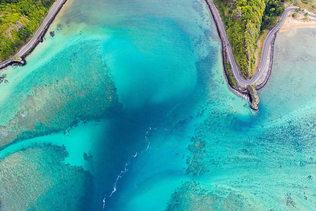 Tropische Lagune, die die Küstenstraße, Luftbild, Bel Ombre, Baie du Cap, Indischer Ozean, Süd-Mauritius umgibt