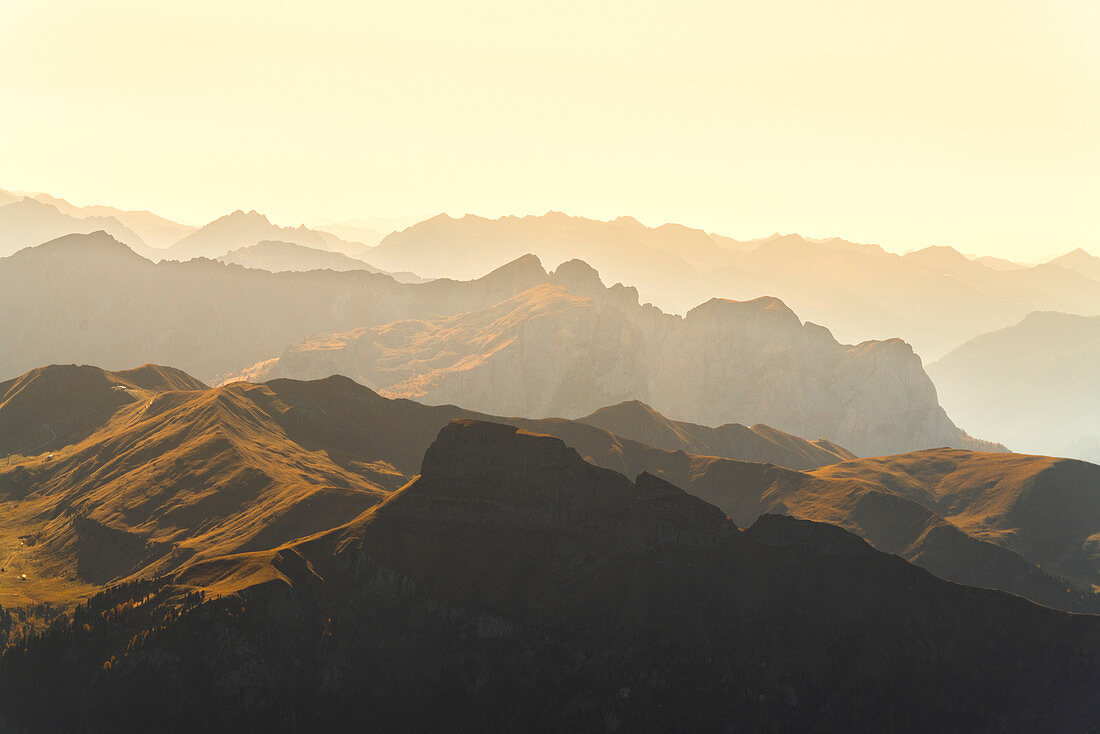 Gebirgsschattenbild von Val di Fassa bei Sonnenuntergang im Herbst gesehen von Sass Pordoi, Dolomiten, Trentino, Italien