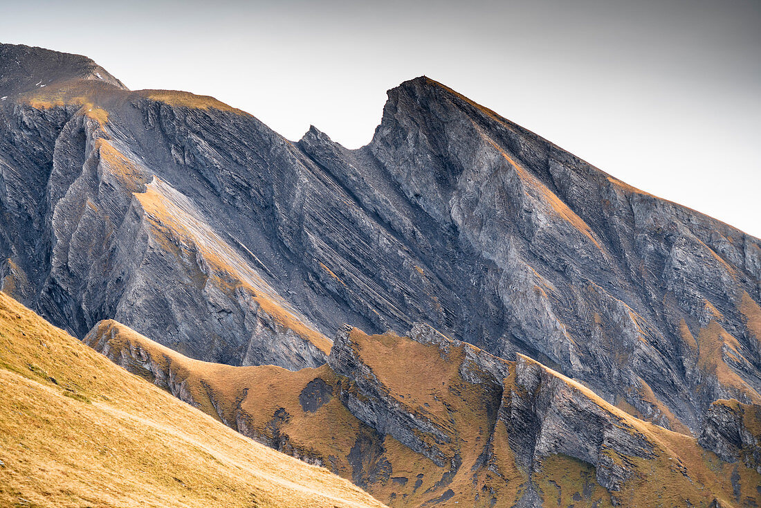 Formen von felsigen Gebirgskämmen im Herbst, First, Grindelwald, Berner Oberland, Kanton Bern, Schweiz