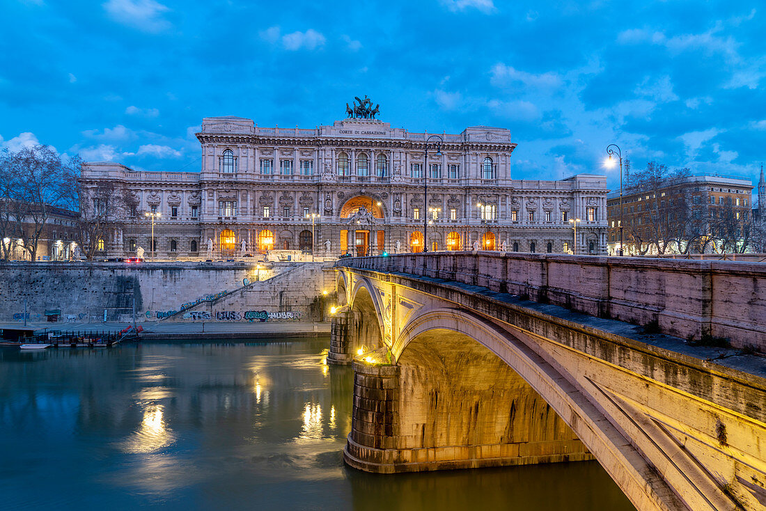 Corte di Cassazione (Justizpalast) von Ponte Umberto I entlang des Flusses Tiber, Rom, Latium, Italien