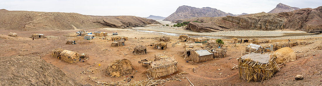 Panorama von Hütten im Dorf Asso Bhole entlang Wadi Saba Canyon, Dallol, Danakil Depression, Afar Region, Äthiopien, Afrika