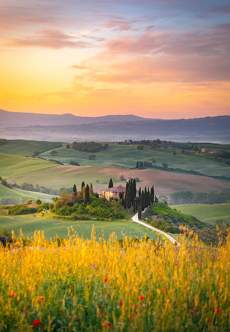 Bauernhaus bei Sonnenaufgang nahe San Quirico d'Orcia, Provinz Siena, Toskana, Italien.