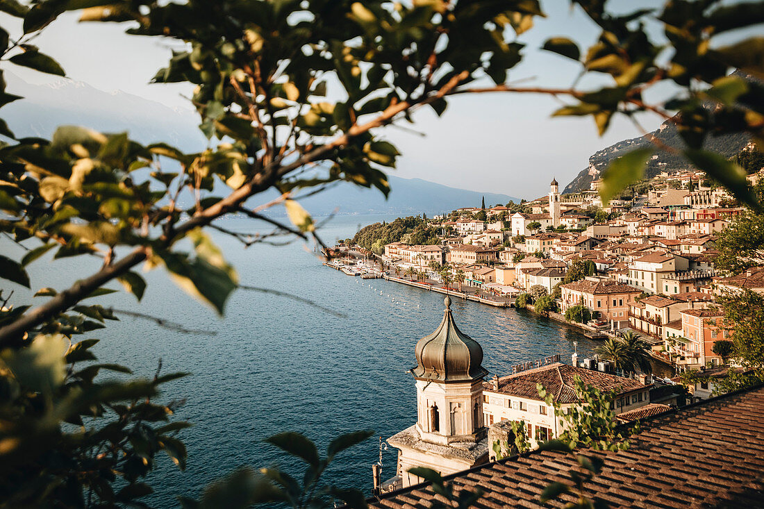 Dorf Limone del Garda mit historischen Zitronenhäusern am Gardasee. Limone sul Garda, Provinz Brescia, Lombardei, Italien.