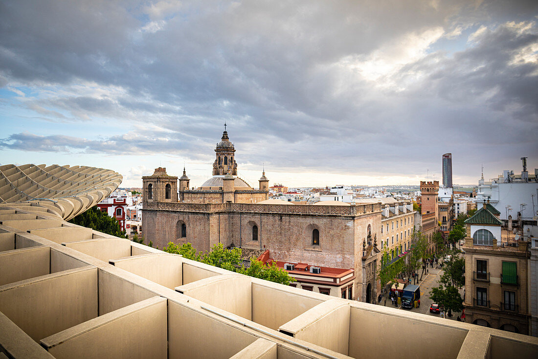 Hohe Ansicht von Sevilla von der öffentlichen wandelnden Skulptur Metropol Parasol. Sevilla, Andalusien, Spanien