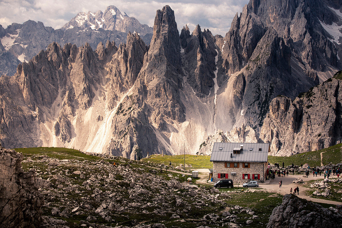Cadini di Misurina Gruppe mit einer kleinen Hütte. Provinz Belluno, Dolomiten, Venetien, Italien