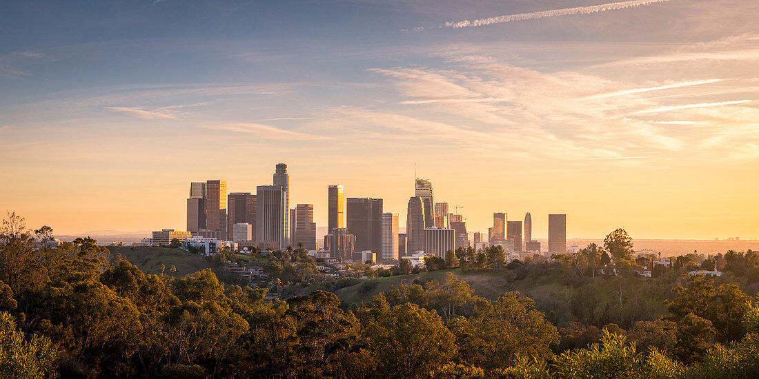 Panoramablick der Innenstadt von Los Angeles während des Sonnenuntergangs. Los Angeles, Kalifornien, USA