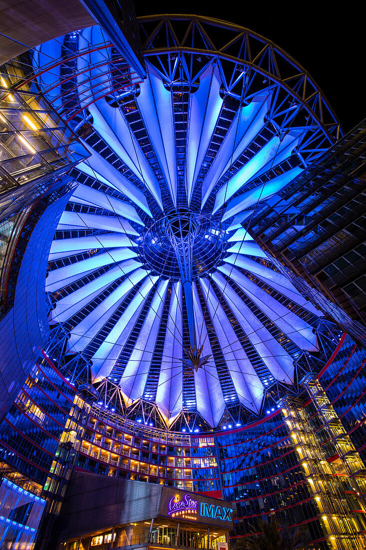 Potsdamer Platz bei Nacht, Bezirk Tiergarten, Berlin, Deutschland