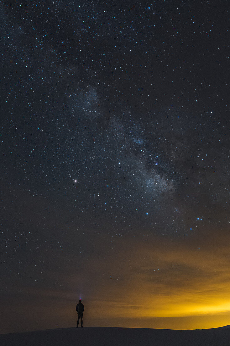 Mann bewundert den Nachthimmel, White Sands National Monument, New Mexico, USA
