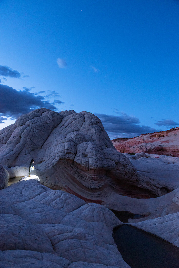 Tourist erkundet White Pocket in Vermillion Cliffs,Utah,Vereinigte Staaten