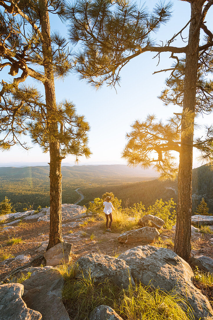 Frau genießt Sonnenuntergang, Payson, Mogollon Rim, Arizona, Vereinigte Staaten