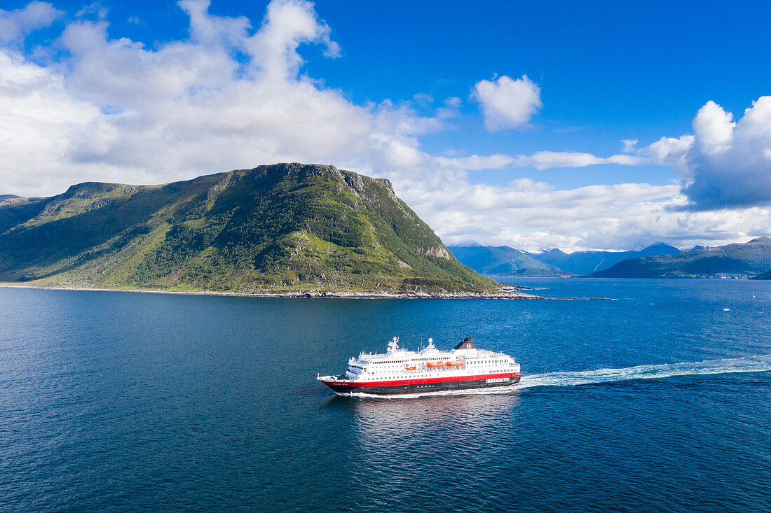 Luftbild durch Drohne von Hurtigruten während einer täglichen Reise entlang des Fjords, Alesund, More og Romsdal County, Norwegen, Skandinavien, Europa