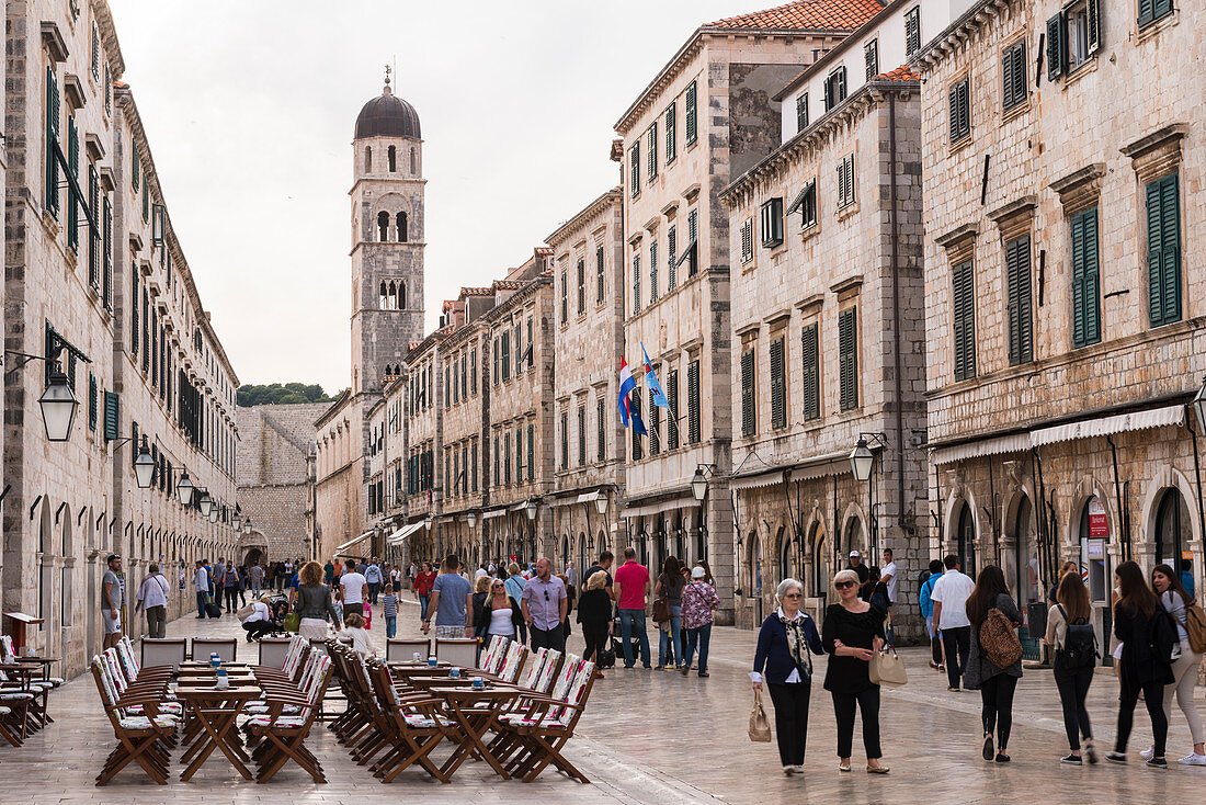 Stradun (Hauptstraße) in Dubrovniks Altstadt und der Franziskanerkirche und dem Kloster, UNESCO-Weltkulturerbe, Dubrovnik, Kroatien, Europa
