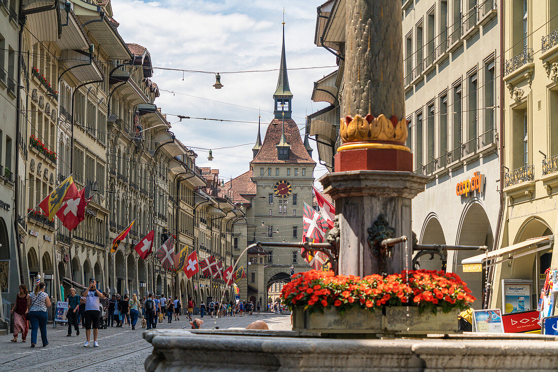 Touristen entlang der Marktgasse, Einkaufsstraße in der Altstadt mit Kafigturm im Hintergrund, Bern, Schweiz, Europa