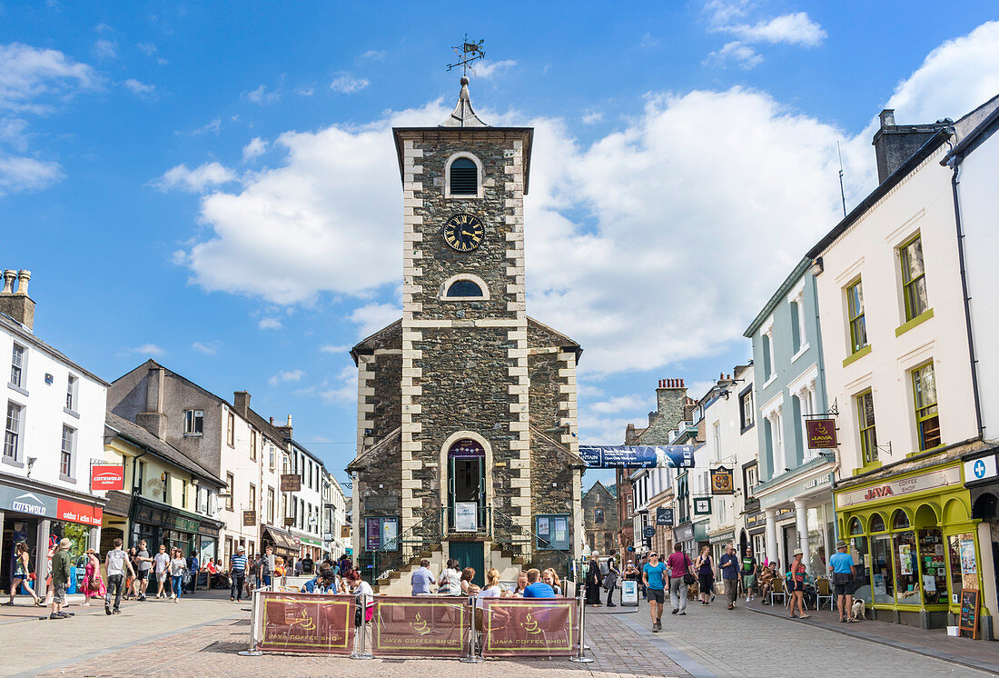 Die Moot Hall und das Touristeninformationszentrum im Stadtzentrum von Keswick, Lake District, Cumbria, England, Großbritannien, Europa