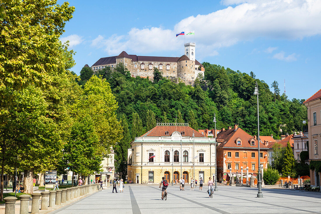 Schloss Ljubljana mit slowenischer Flagge hinter dem Gebäude der slowenischen Philharmonie, Kongressplatz, Ljubljana, Slowenien Europa