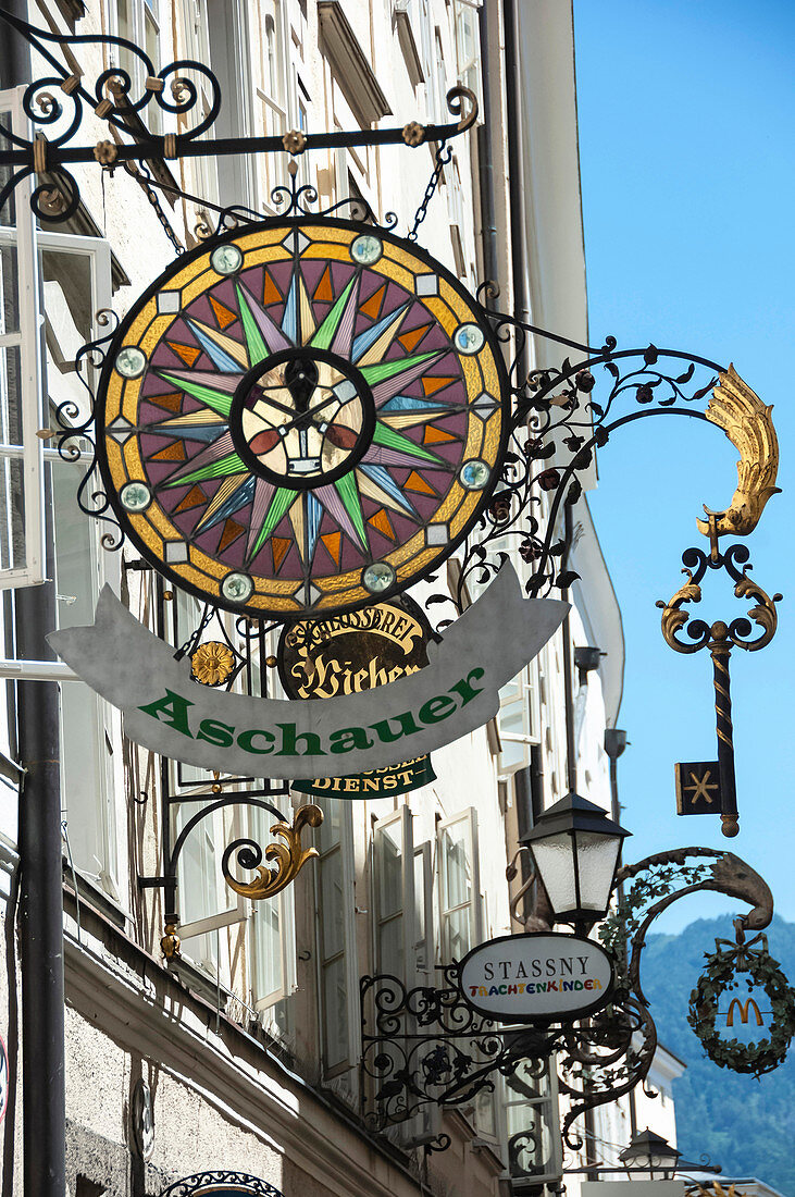 Aufwändiges Ladenschild, Getreidegasse, Altstadt, Geburtsort Mozarts, UNESCO-Weltkulturerbe, Salzburg, Auistria, Europa