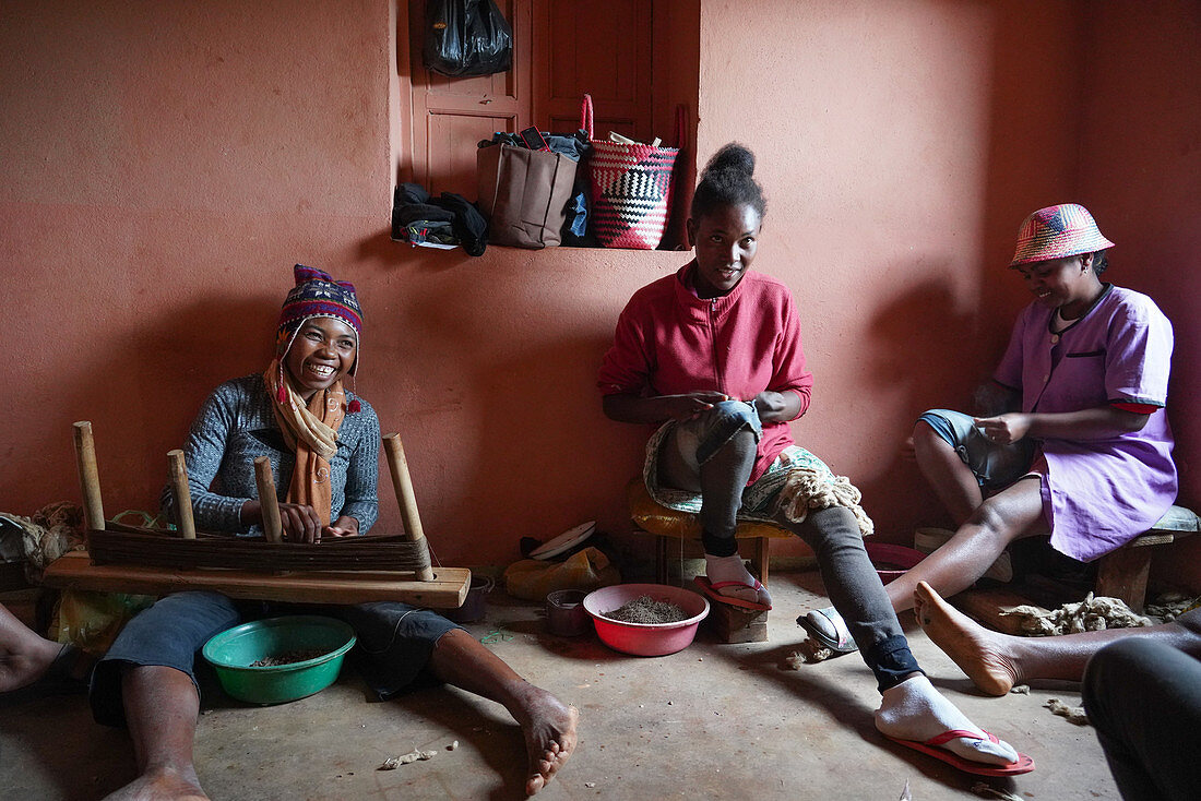 Seidenweber bei der Arbeit, Soatanana, Provinz Fianarantsoa, Region Ihorombe, Süd-Madagaskar, Afrika