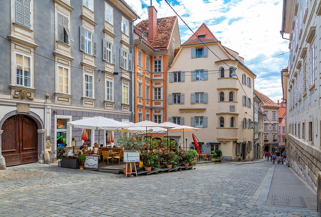 Ansicht der bunten Architektur und der Cafés, Graz, Steiermark, Österreich. Europa