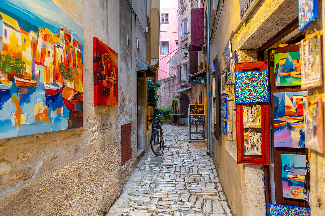 Ansicht der schönen Kunst und der bunten Gemälde auf Kopfsteinpflasterstraße in der Altstadt, Rovinj, Istrien, Kroatien, Adria, Europa
