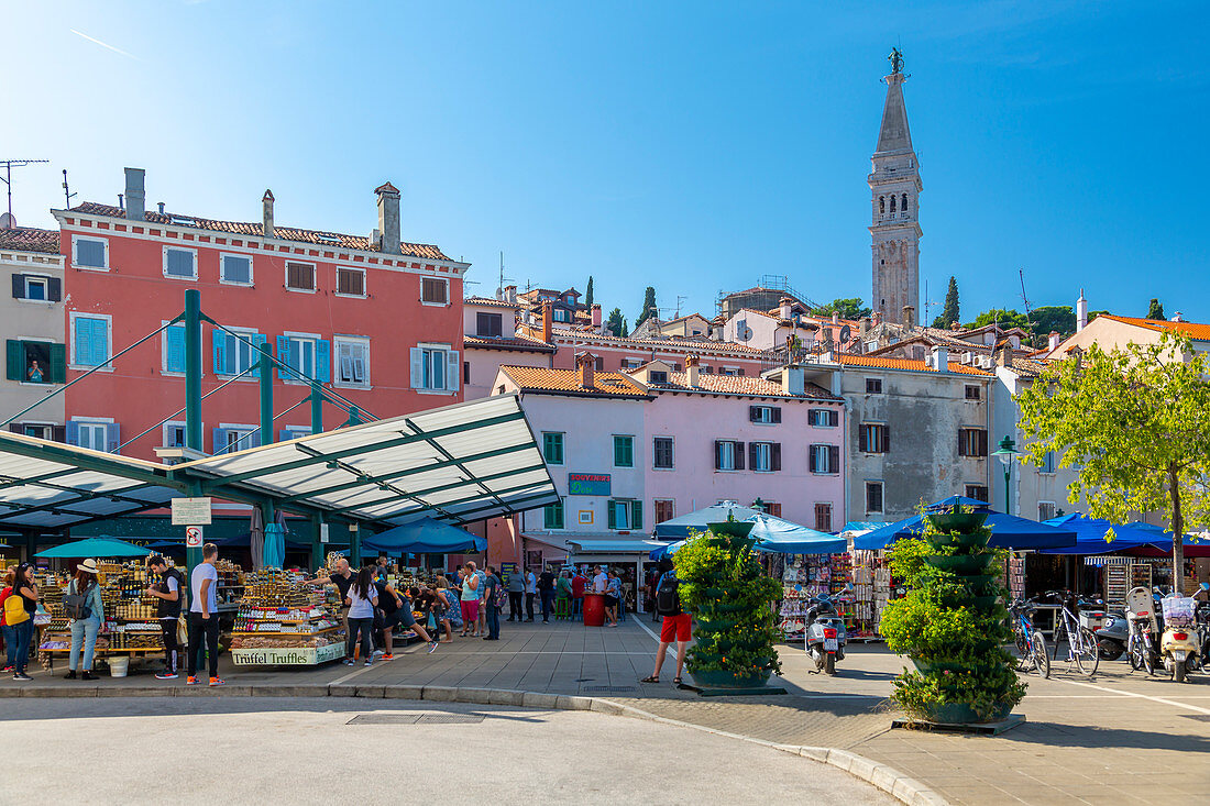 Blick auf den Rovinj-Markt mit Blick auf die Kathedrale St. Euphemia in der Altstadt von Rovinj, Kroatische Adria, Istrien, Kroatien, Europa