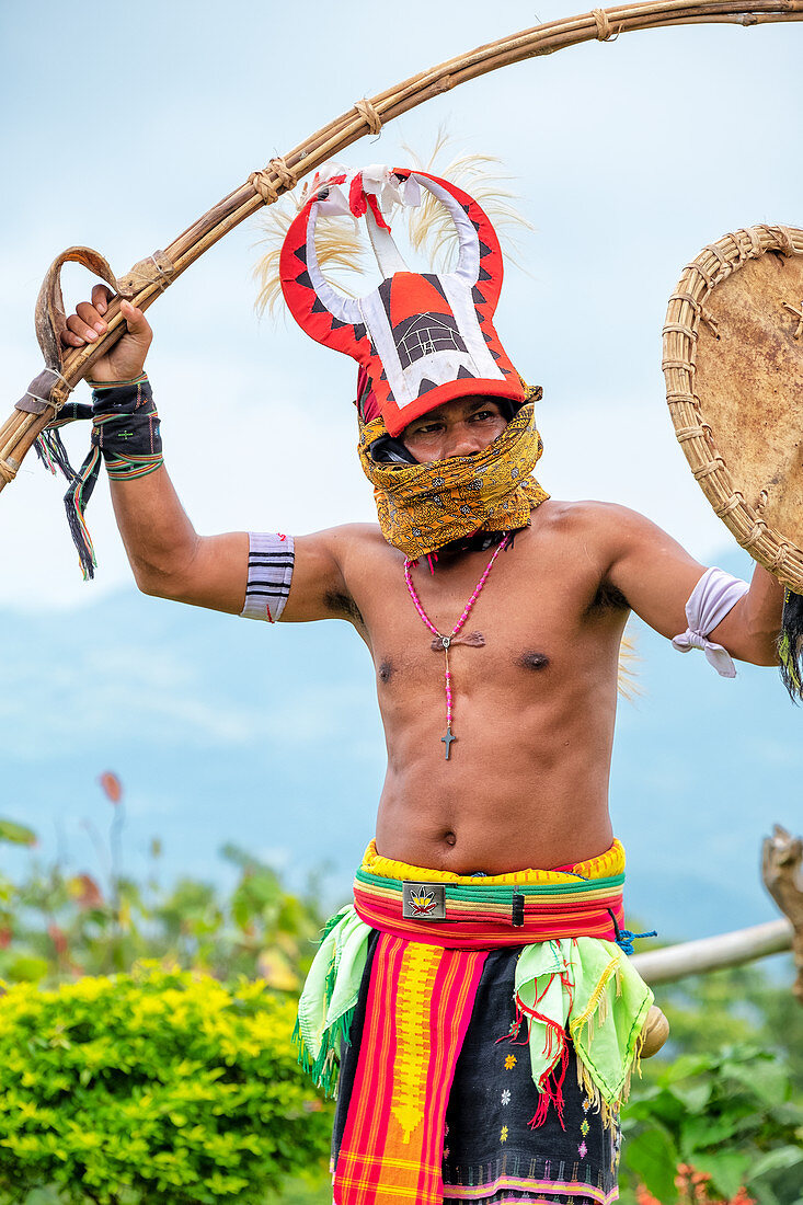 Caci Mann, der einen traditionellen Peitschentanz mit Bambusschild und Lederpeitsche, westliches Flores, Indonesien, Südostasien, Asien durchführt