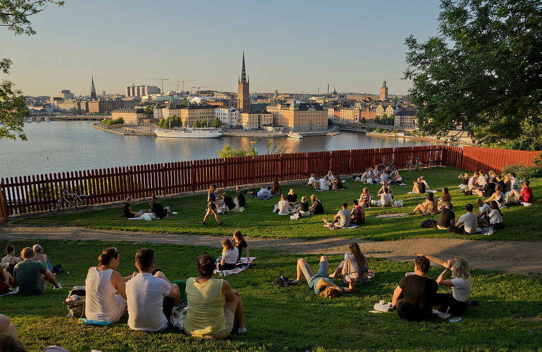 Junge Leute picknicken bei Sonnenuntergang im Sommer in der modischen Sodermalm Nachbarschaft und im Bezirk Stockholm, Schweden, Skandinavien, Europa