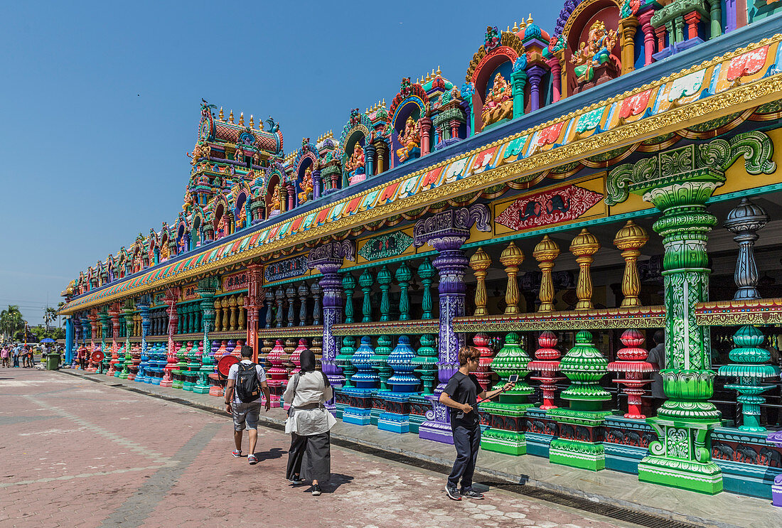 Die bunte Gebetshalle an den Batu-Höhlen, Kuala Lumpur, Malaysia, Südostasien, Asien