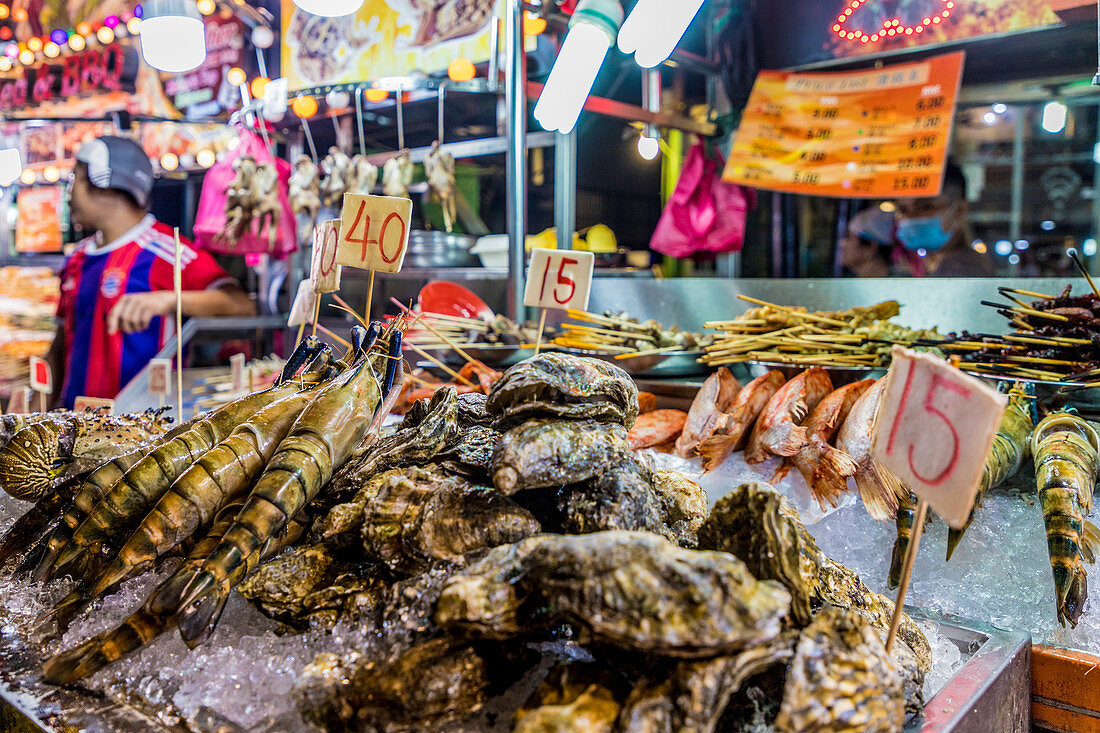 Frischer Fischmarktstand am Nachtlebensmittelmarkt Jalan Alor in Kuala Lumpur, Malaysia, Südostasien, Asien