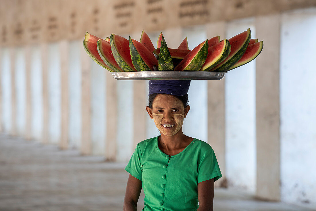 Burmesische Dame, die Wassermelonen verkauft. Nyaung U, Bagan (Heide), Myanmar (Burma), Asien