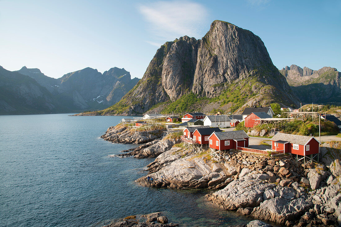 Hamnoy, wo Rorbu (Fischerhütten) heute als Touristenunterkunft genutzt werden, Lofoten, Norwegen, Skandinavien, Europa