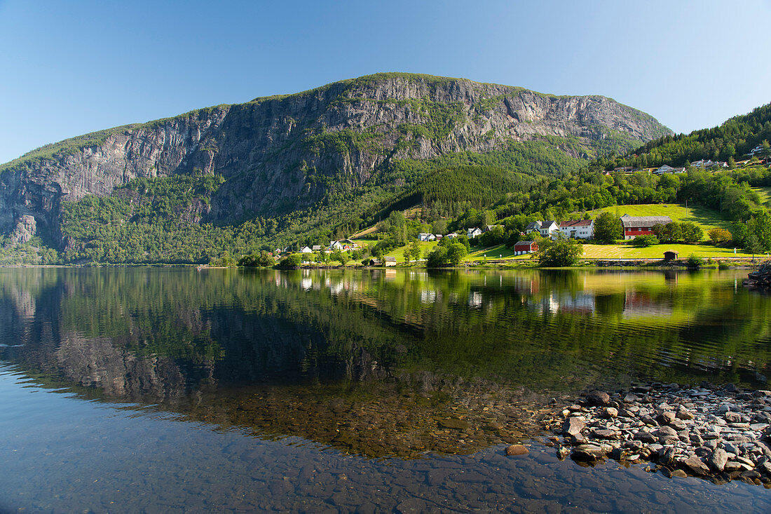 Reflexionen in stillem Wasser am Granvinvatnet-See, Hordaland, Vestlandet, Norwegen, Skandinavien, Europa