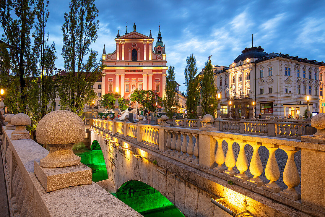 The pink Franciscan Church and the Triple Bridge (Tromostovje) at night, Ljubljana, Slovenia, Europe