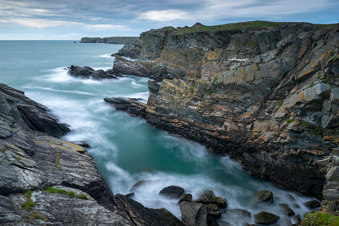 Dramatische Klippen an der Nordwestküste von Anglesey, Anglesey, Nordwales, Vereinigtes Königreich, Europa