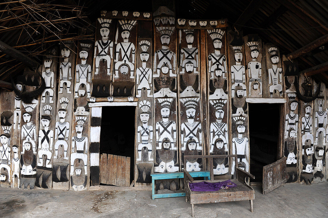 Traditionelle Naga-Dorfhausfront, verziert mit Stammes-Kopfjagdikonen, Mao Maram, Manipur, Indien, Asien