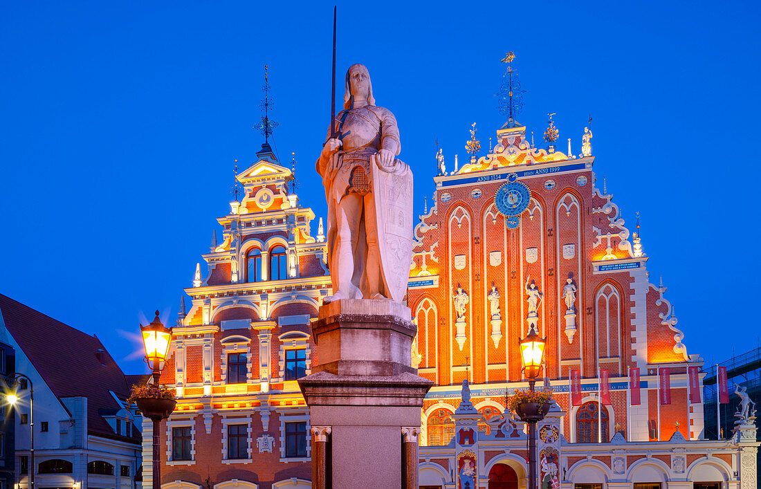 Statue von Roland, Haus der Mitesser und Schwab-Haus in der Abenddämmerung, Rathausplatz, Altstadt, UNESCO-Weltkulturerbe, Riga, Lettland, Europa