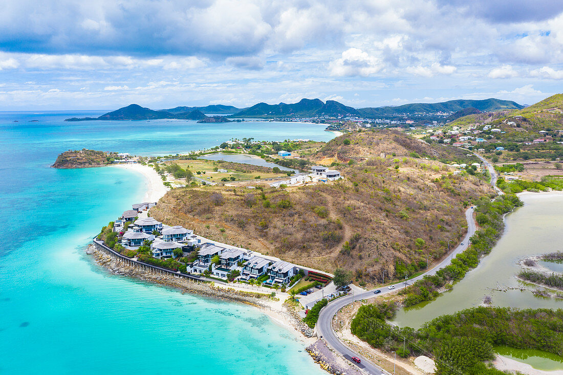 Luftaufnahme mit Drohne von Tamarind Hills Luxushotel direkt am Meer und Ffryes Bay, Antigua, Antigua und Barbuda, Inseln über dem Winde, Westindische Inseln, Karibik, Mittelamerika