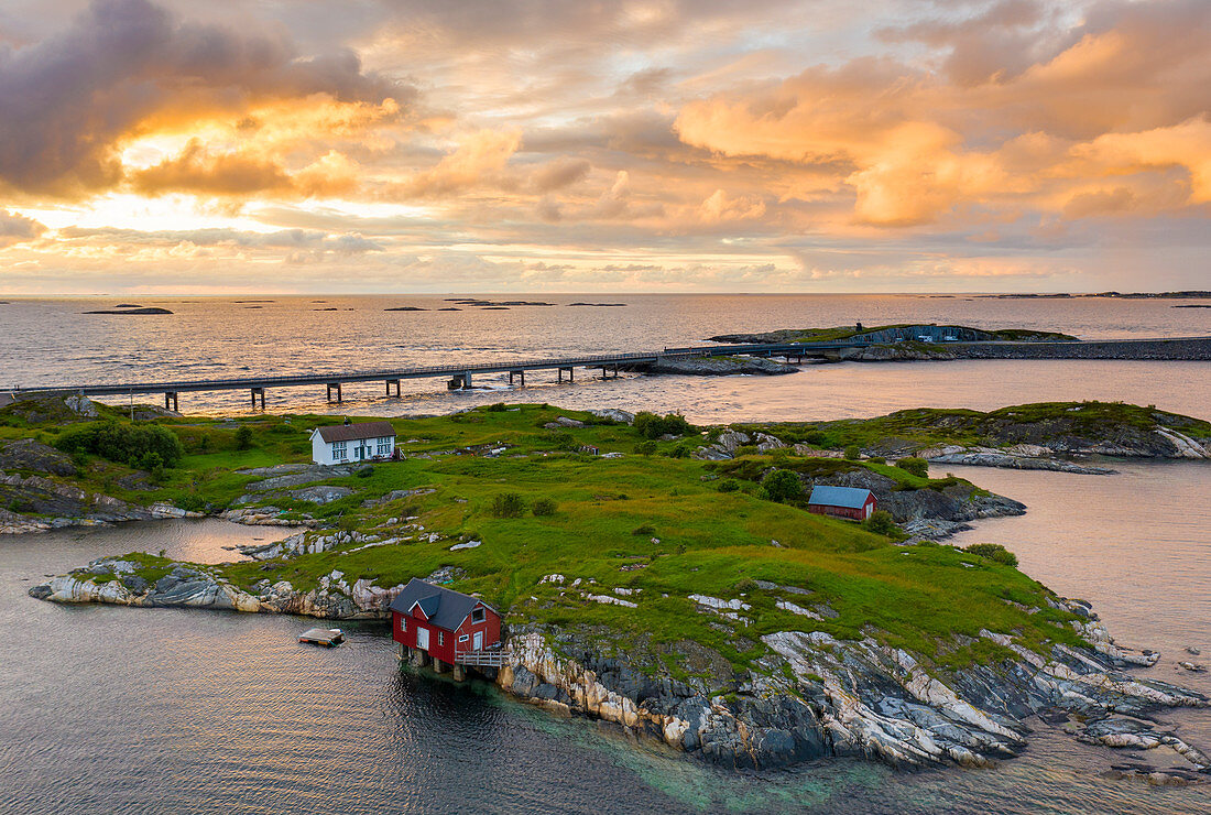 Sonnenuntergang über den traditionellen Häusern der Fischer auf den Inseln entlang der Atlantikstraße, mehr og Romsdal Grafschaft, Norwegen, Skandinavien, Europa