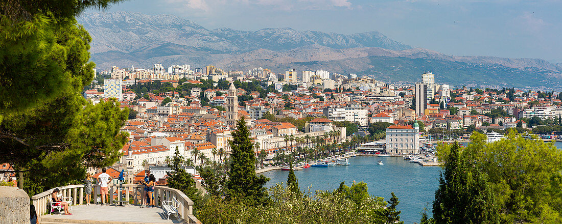 Panoramablick von oberhalb der Stadt Split Town und der Kathedrale Saint Domnius, Split, Dalmatinische Küste, Kroatien, Europa