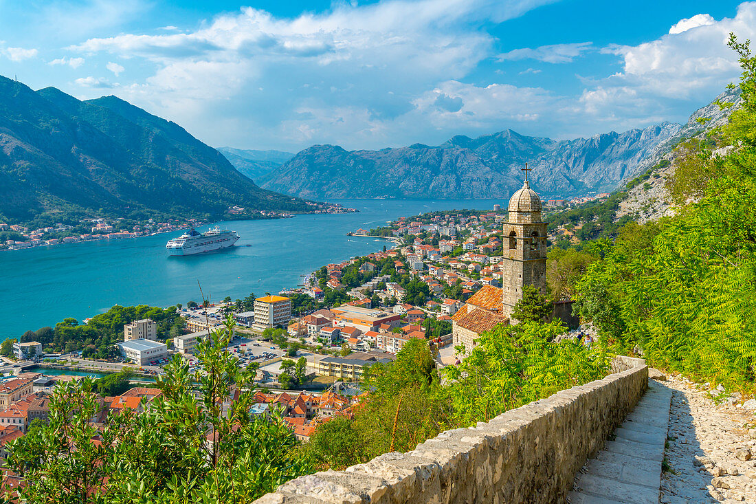 Blick auf Kreuzfahrtschiff und Kapelle Unserer Lieben Frau von der Erlösung mit Blick auf die Altstadt, UNESCO-Weltkulturerbe, Kotor, Montenegro, Europa
