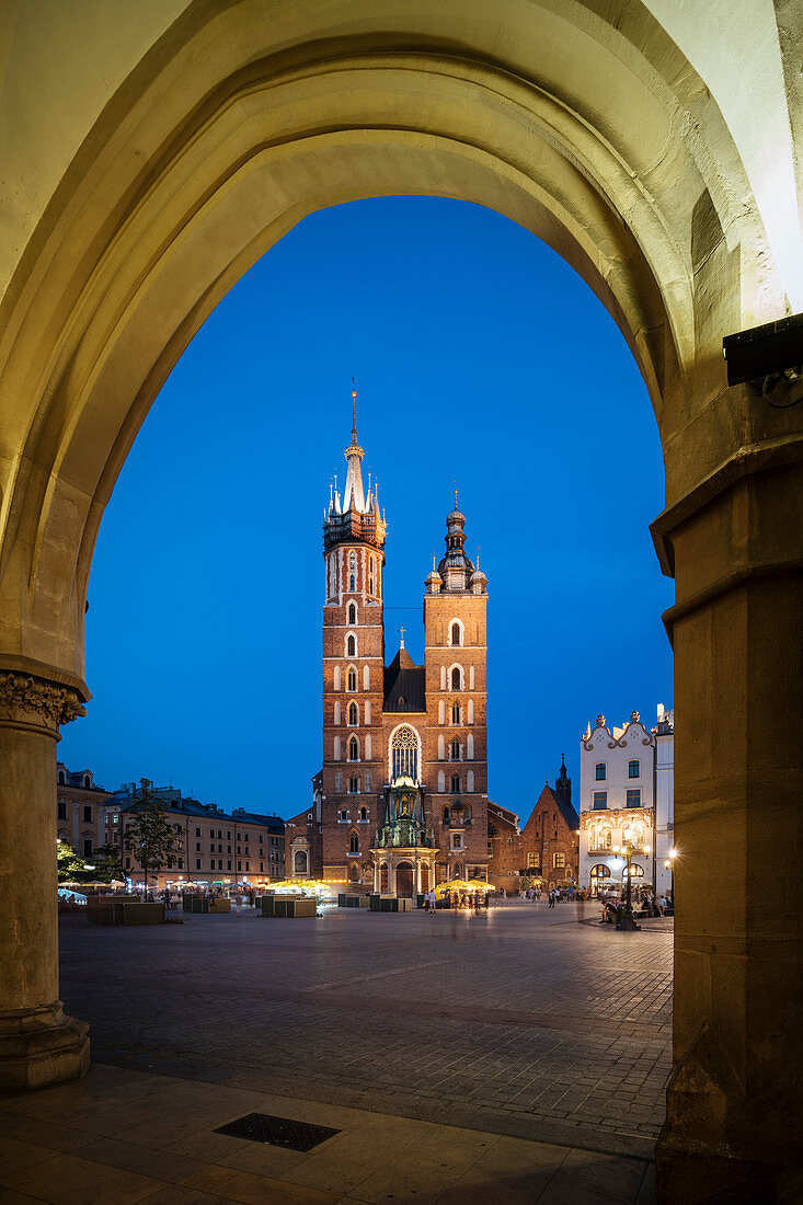 Exterior of Saint Mary's Basilica (Bazylika Mariacka) in Market Square (Rynek Glowny) at night, UNESCO World Heritage Site, Krakow, Malopolskie, Poland, Europe