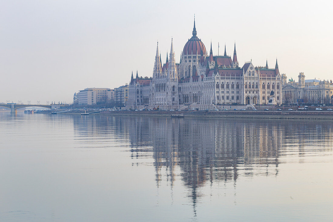 Das ungarische Parlamentsgebäude am Ufer der Donau stammt aus dem späten 19. Jahrhundert und gehört zum UNESCO-Weltkulturerbe, Budapest, Ungarn, Europa