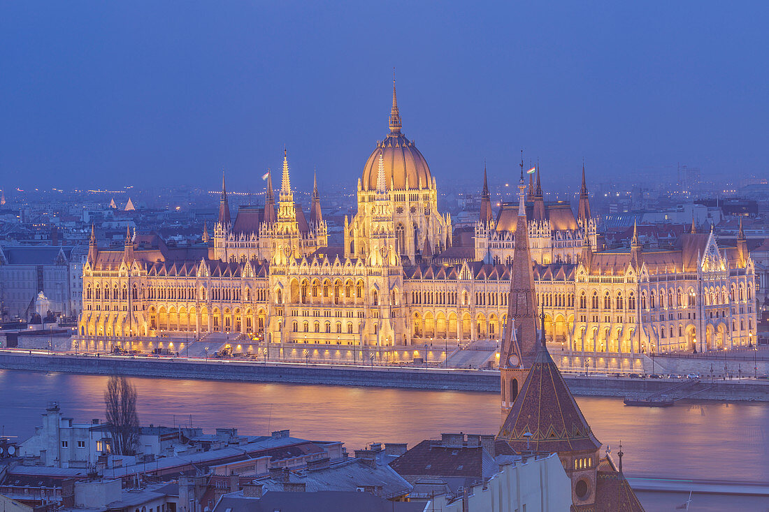 Das ungarische Parlamentsgebäude aus dem späten 19. Jahrhundert befindet sich am Ufer der Donau und wurde im Stil der Neugotik erbaut. Es gehört zum UNESCO-Weltkulturerbe, Budapest, Ungarn, Europa