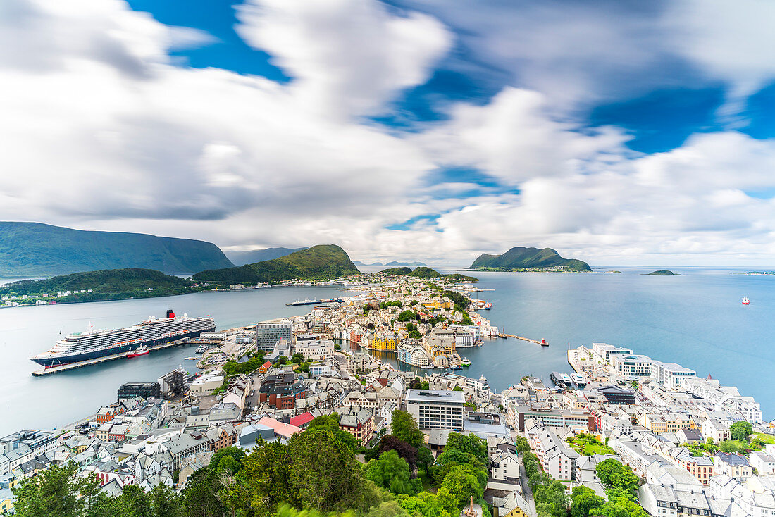 Überblick über Alesund und Ozean vom Aussichtspunkt Byrampen, Aksla, More og Romsdal County, Norwegen, Skandinavien, Europa