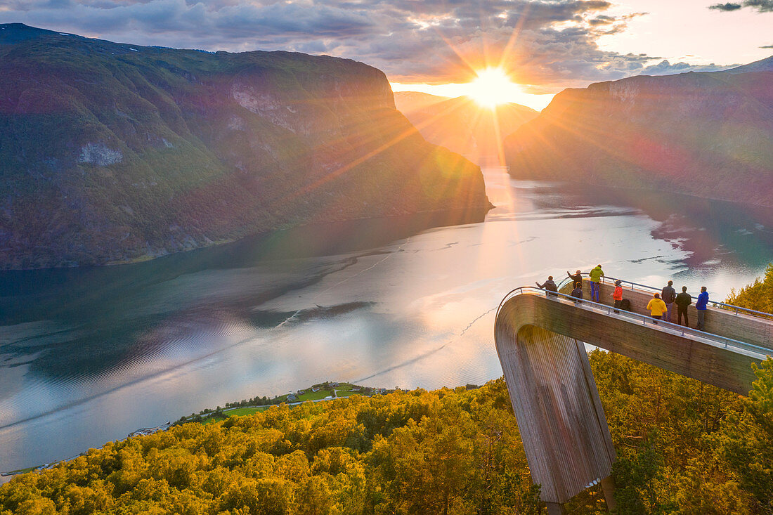 Menschen, die Sonnenuntergang von Stegastein Aussichtsplattform über dem Fjord, Luftbild, Aurlandsfjord, Sogn og Fjordane Grafschaft, Norwegen, Skandinavien, Europa bewundern