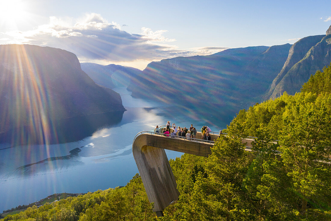 Touristen, die den Fjord aus der Sicht von Stegastein, Aurlandsvangen, Sognefjord, Norwegen, Skandinavien, Europa bewundern